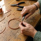 Sandra fertigt das Braid-Kupfer-Fusskettchen von Hand